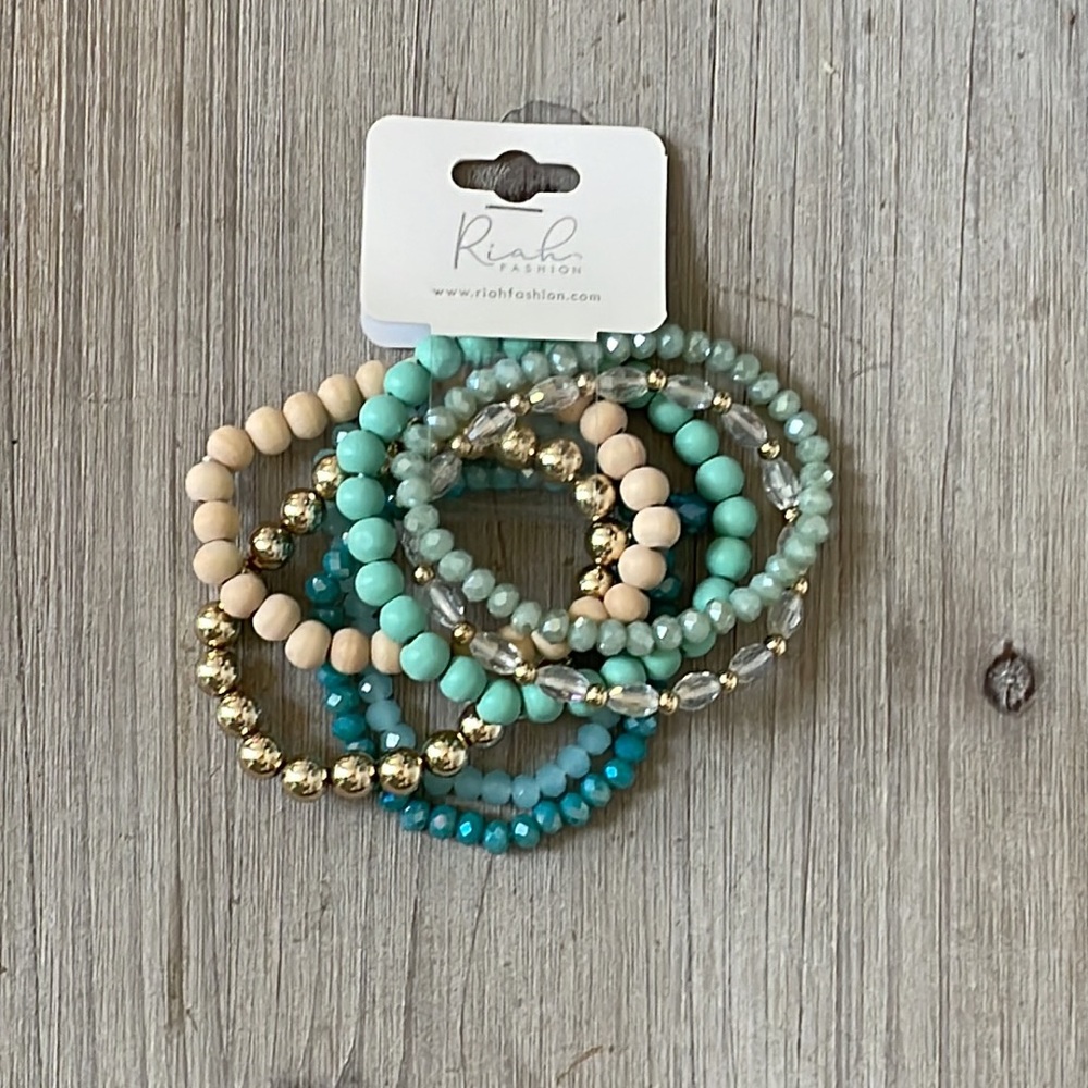 NWT Set of 7 stretchy bracelets